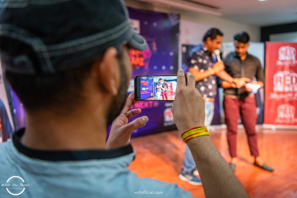 RJ Ravindra with performer